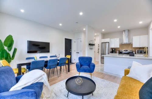 Viauville Condo | Modern Westmount Condo AC Laundry inside, Smart TV