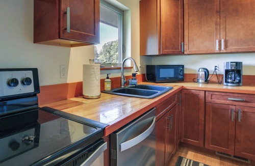 White Salmon Apartment | Modern White Salmon Apartment, Steps From Town