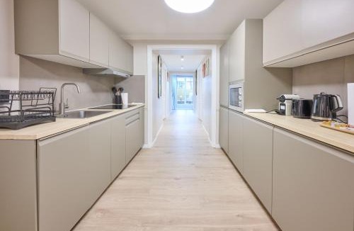 Quartier de la Roquette Apartment | Modern with terrace & 4 spacious bedrooms