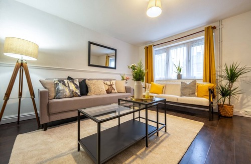 Wolverhampton House | Modern Wolverhampton 3 bed Home - 30 min from Birmingham central