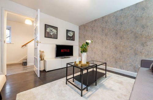Wolverhampton House | Modern Wolverhampton 3 bed Home - 30 min from Birmingham central