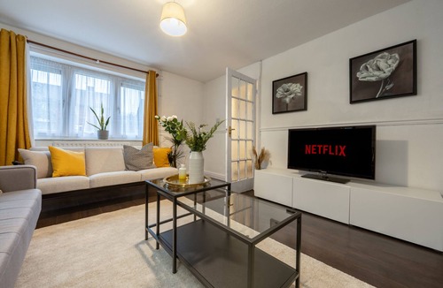 Wolverhampton House | Modern Wolverhampton 3 bed Home - 30 min from Birmingham central