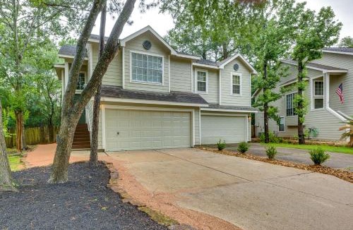 Alden Bridge House | Modern Woodlands Townhome w/Spacious Yard & Patio
