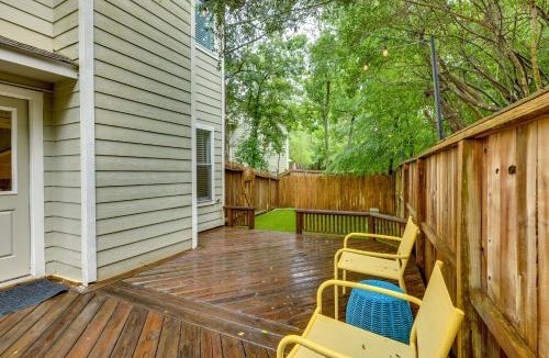 Alden Bridge House | Modern Woodlands Townhome w/Spacious Yard & Patio