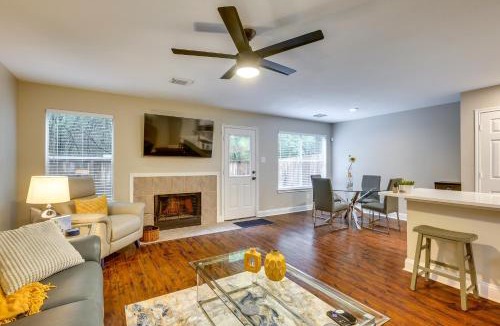 Alden Bridge House | Modern Woodlands Townhome w/Spacious Yard & Patio