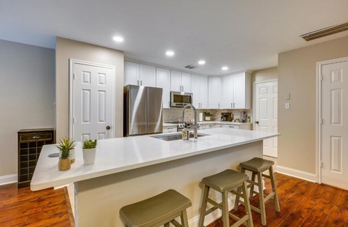Alden Bridge House | Modern Woodlands Townhome w/Spacious Yard & Patio