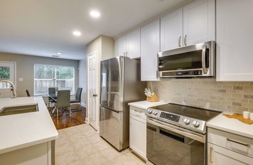 Alden Bridge Apartment | Modern Woodlands Townhome w/Spacious Yard & Patio
