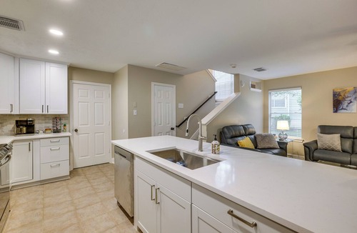 Alden Bridge Apartment | Modern Woodlands Townhome w/Spacious Yard & Patio