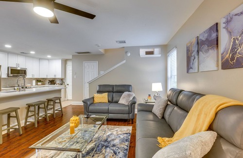 Alden Bridge House | Modern Woodlands Townhome w/Spacious Yard & Patio