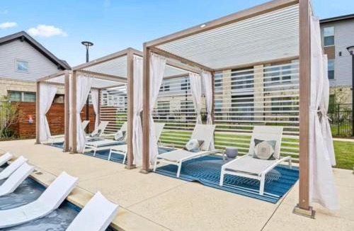 Sherman Apartment | Modern WorkerFriendly Home with Gym A Location