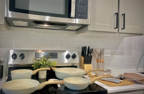 Sherman Apartment | Modern, WorkerFriendly, Washer, Pool, Gym, Wifi