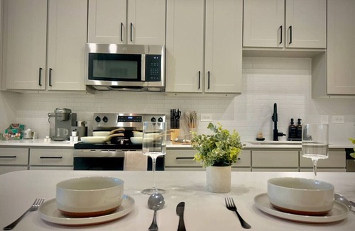 Sherman Apartment | Modern, WorkerFriendly, Washer, Pool, Gym, Wifi