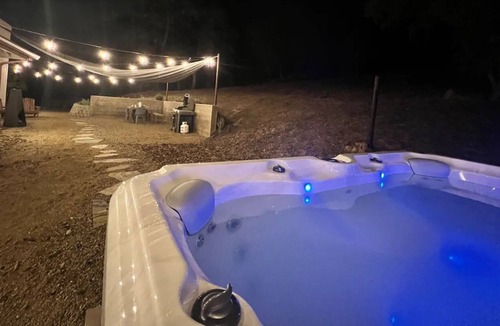 Mariposa County House | Modern Yosemite Barn with views, hot tub, and chefs kitchen