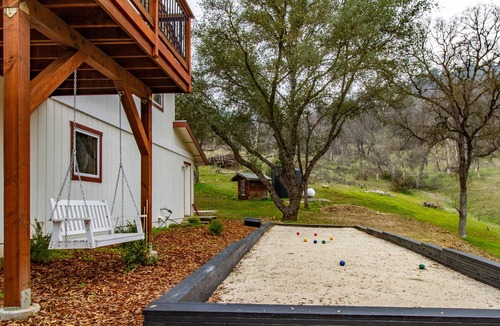 Mariposa County House | Modern Yosemite Barn with views, hot tub, and chefs kitchen