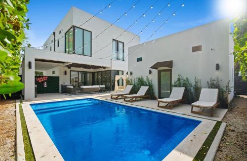 Buena Vista Villa | Modern Zen Oasis in Design District Sleeps 16