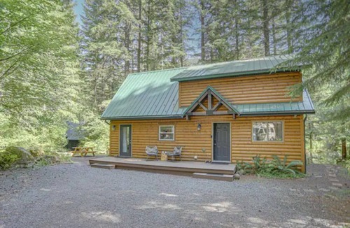 Rhododendron House | Modern ZigZag Basecamp - Hot Tub + Pups Welcome!