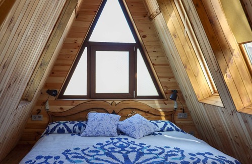 Prades Cabin | Moderna Casa en el Árbol Triangular