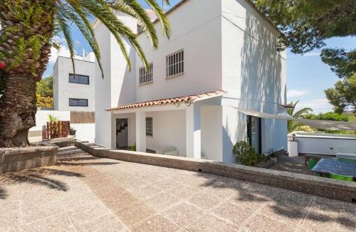 Castelldefels House | Moderna villa con piscina y amplio jardín