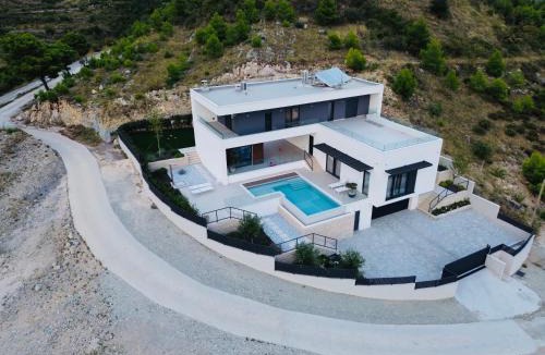 Klis Villa | Moderna villa "Split na dlanu" s grijanim bazenom