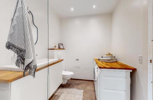 Vanlose Apartment | Moderne 2BR Lejlighed med Gratis Gade Parkering