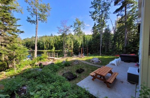 Chertsey Ski Chalet | Moderne Chalet, bord de lac, 4 chambres , avec SPA