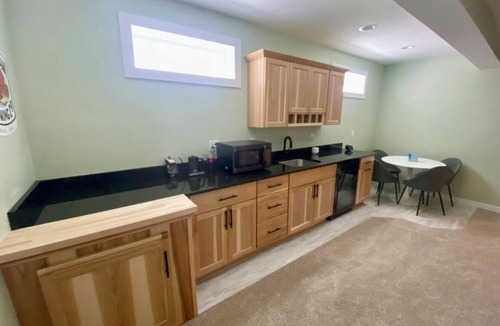 Iowa City House | Moderne Home - Memorable, Modern, A Must Book - 4 Bedroom Close to Kinnick