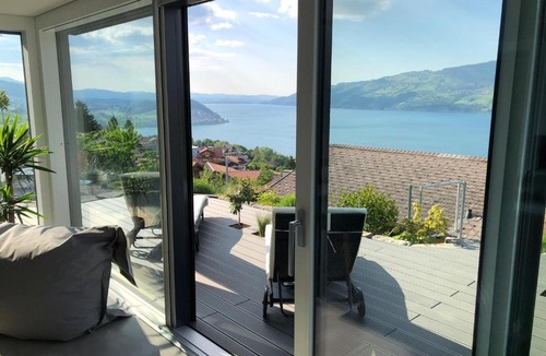 Krattigen Apartment | Moderne Unterkunft mit Panoramablick auf Thunersee