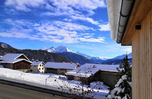 Vaz-Obervaz House | Modernes heimeliges Chalet by Interhome