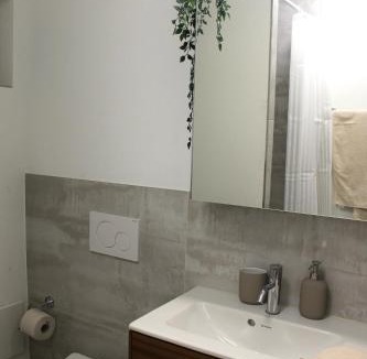 Bilten Apartment | Modernes Studio mit eigenem Bad, Küche & Parkplatz