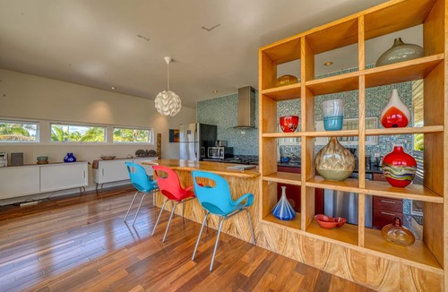 Puna Palisades House | Modernist architectural gem w/custom interior & bay views - steps to beach