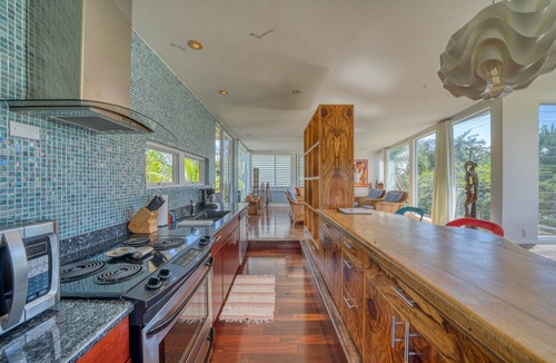 Puna Palisades House | Modernist architectural gem w/custom interior & bay views - steps to beach