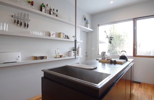 Little Italy House | Modernist Home + Nanny Suite + Backyard + 2 Parkingn-> airbnb superhost