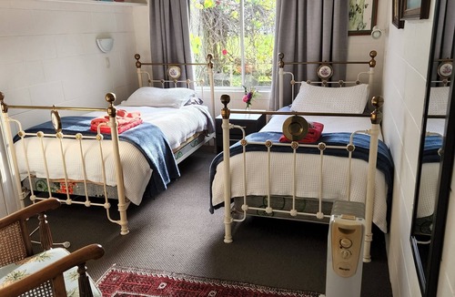 Ohaupo Cottage | Modernized/Retro country cottage