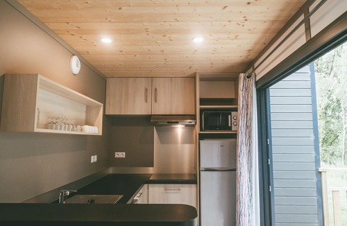 Rochefort-en-Terre House | Modernl cottage with terrace by a lake
