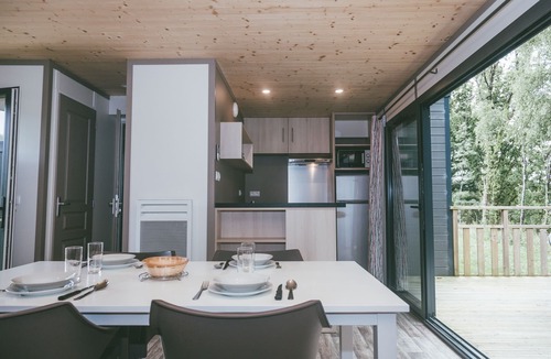 Rochefort-en-Terre House | Modernl cottage with terrace by a lake