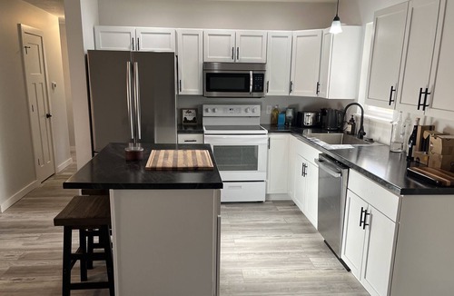 Nineveh House | Modernly Appointed Lakehouse, Backs Up to the Woods, Sleeps 10, Full Kitchen