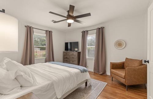 Turner Park House | ModernNest-KS Bed and Fire Pit