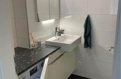 Unterseen Apartment | Moderno appartamento con balcone vista fiume e Monte Jungfrau