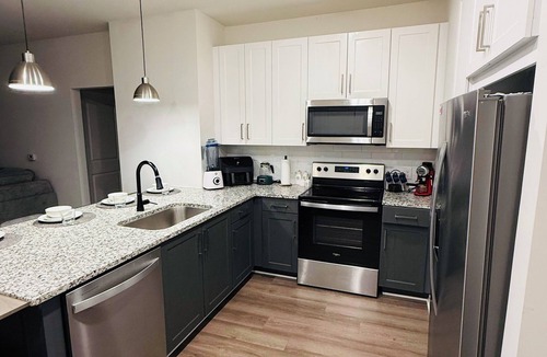 Duluth Apartment | Moderno Kitchen 3BR BSMT PrivateBack Entry