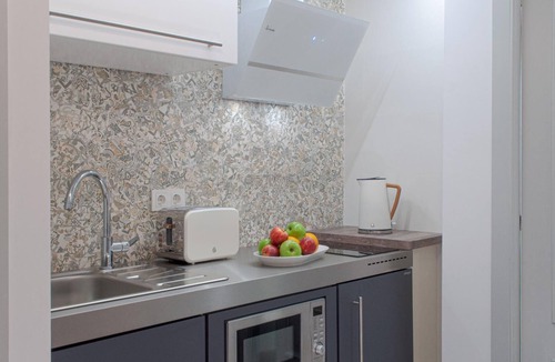 Barri Vell - Santa Creu Apartment | Moderno Piso de 2 Dormitorios con Balcón