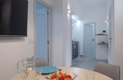 Barri Vell - Santa Creu Apartment | Moderno Piso de 2 Dormitorios con Balcón