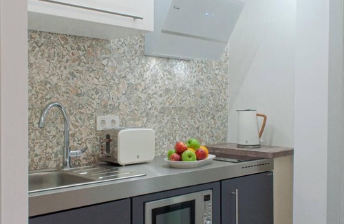 Barri Vell - Santa Creu Apartment | Moderno Piso de 2 Dormitorios con Balcón