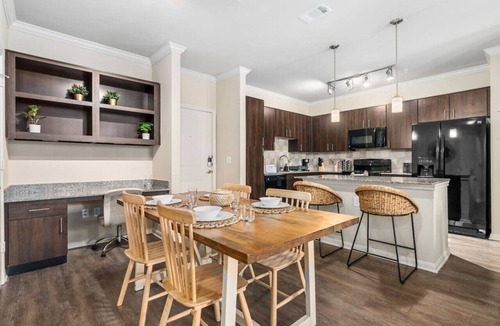 Lazybrook/Timbergrove Apartment | Modish Keen King Bed w/Pool