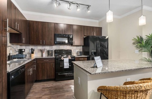 Lazybrook/Timbergrove Apartment | Modish Keen King Bed w/Pool