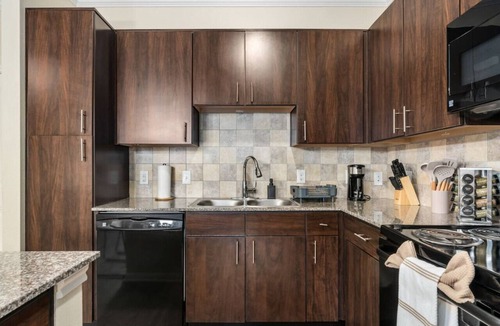 Lazybrook/Timbergrove Apartment | Modish Keen King Bed w/Pool