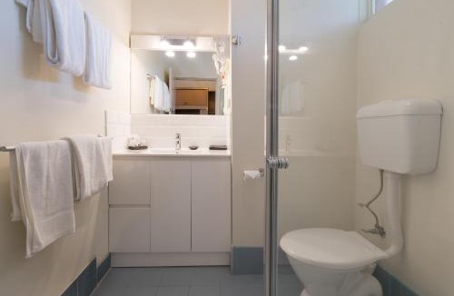 Newborough Hotel | Moe Parklands Motel