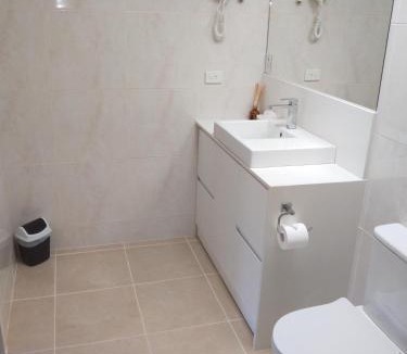 Newborough Hotel | Moe Parklands Motel