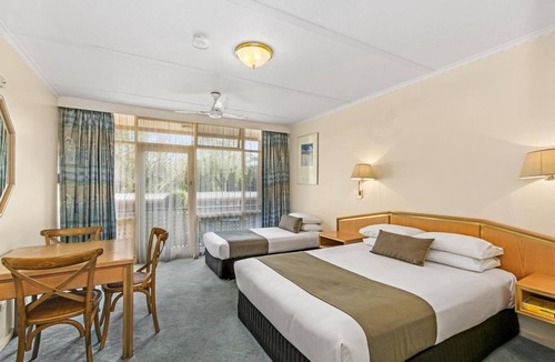 Newborough Hotel | Moe Parklands Motel