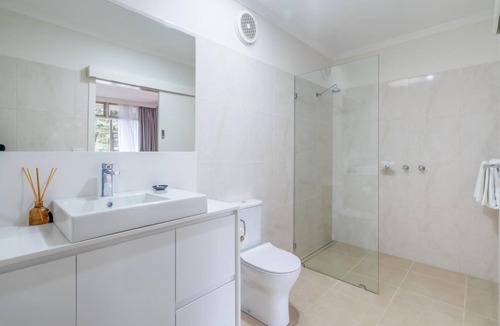 Newborough Hotel | Moe Parklands Motel