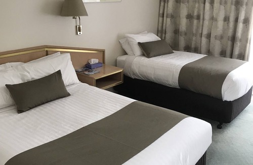 Newborough Hotel | Moe Parklands Motel